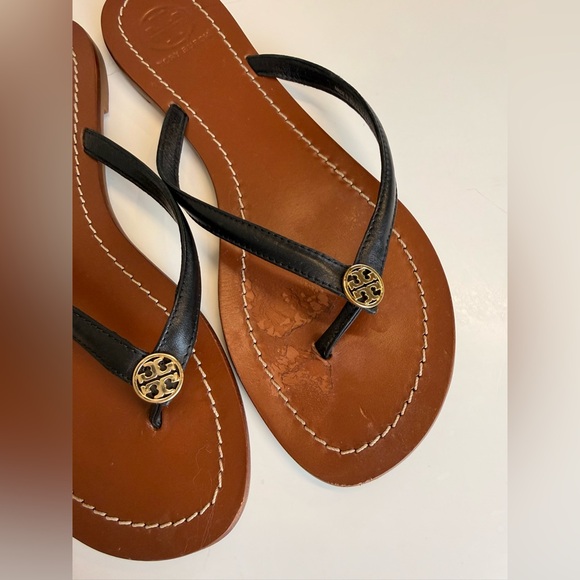 Tory Burch Terra Thong Sandals Black /Gold Logo SZ 7 Made in Brazil Footbed Wear - Picture 3 of 6